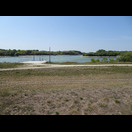 Hier stößt die die Grenze zwischen der Slowakei und Ungarn bildende Donau (im Foto von hinten rechts) in den Donaukanal des Kraftwerks